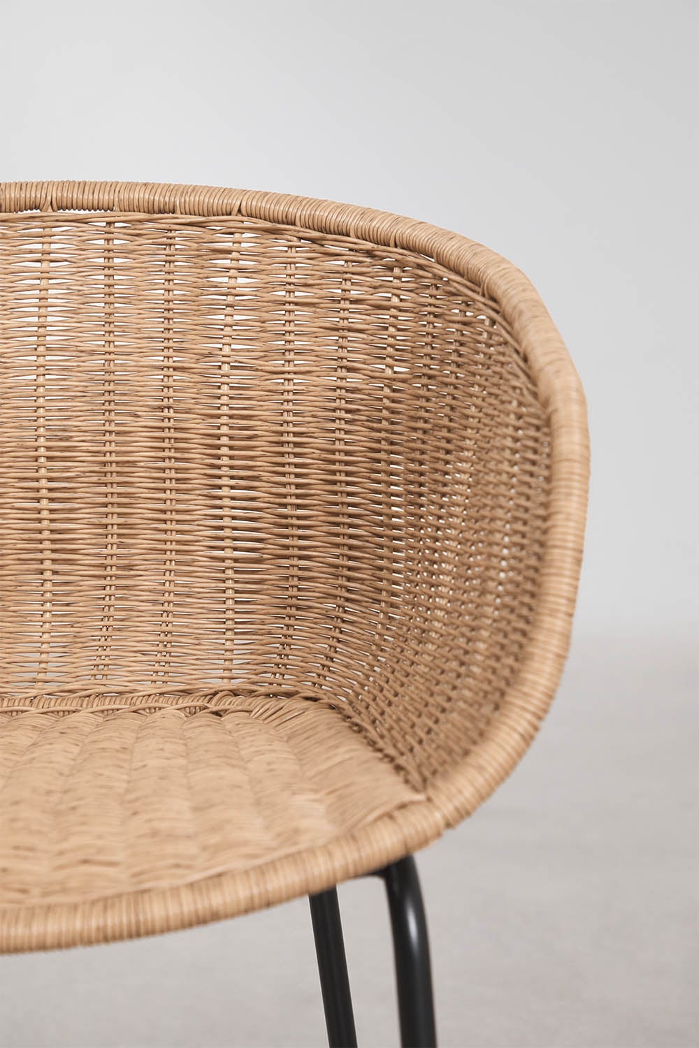 Pack of 2 dining chairs with armrests in synthetic rattan and steel New Tulua, gallery image 4