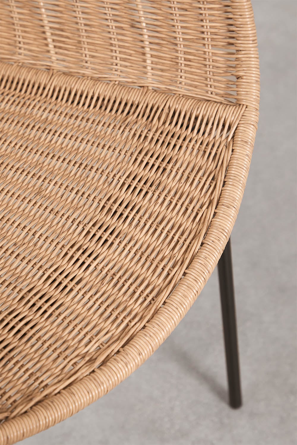 Pack of 2 dining chairs with armrests in synthetic rattan and steel New Tulua, gallery image 5