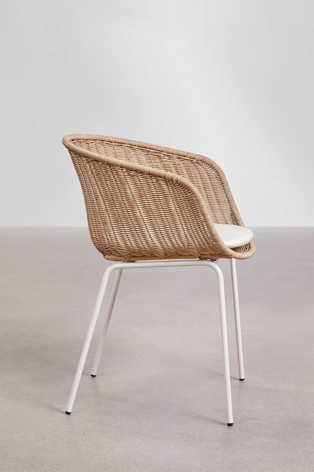 Set of 4 dining chairs with armrests in synthetic rattan and steel New Tulua, gallery image 2