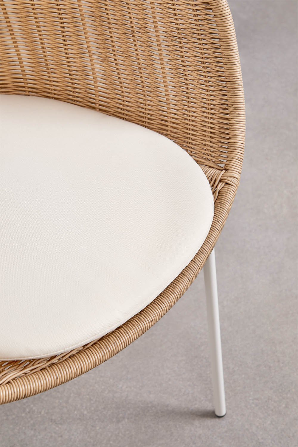 Set of 4 dining chairs with armrests in synthetic rattan and steel New Tulua, gallery image 5