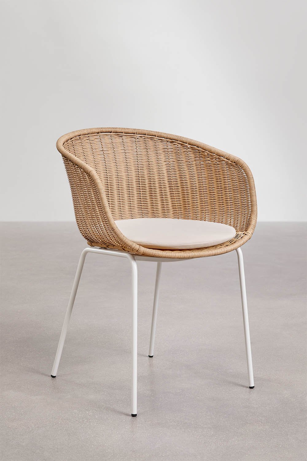 Set of 4 dining chairs with armrests in synthetic rattan and steel New Tulua, gallery image 1