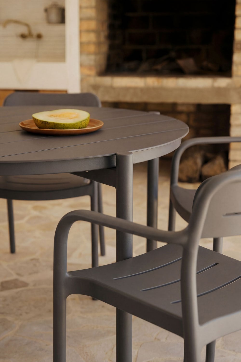 Round garden table Ø110 cm in aluminum Elton, gallery image 2