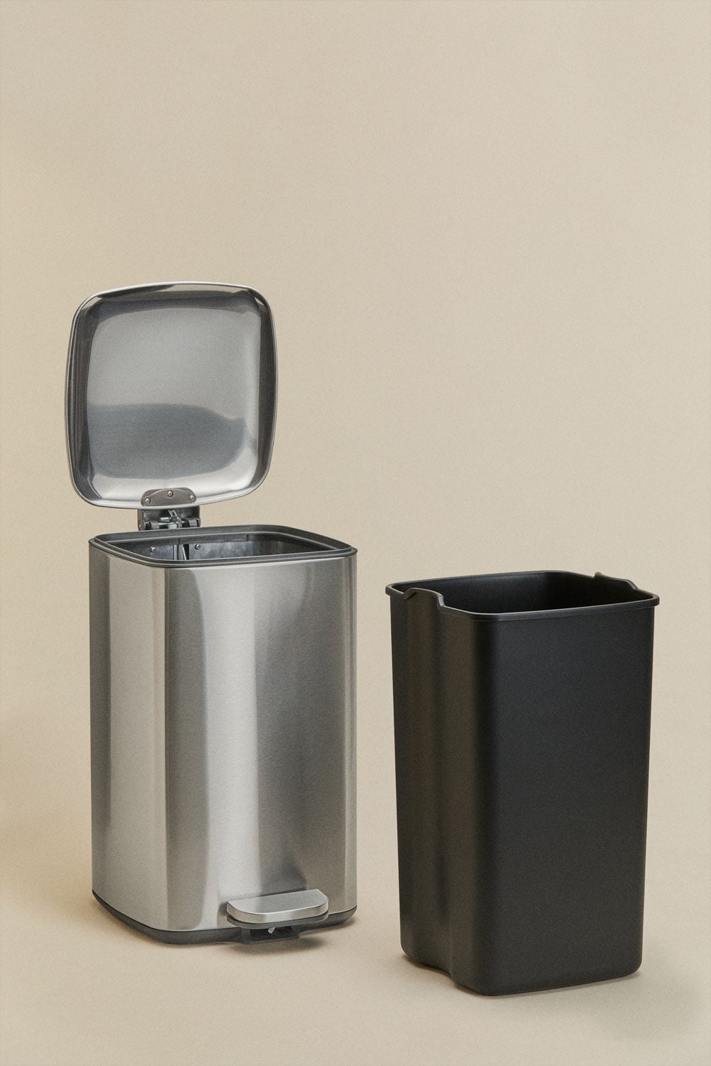 Outdoor pedal bin in Sosuina steel, gallery image 5