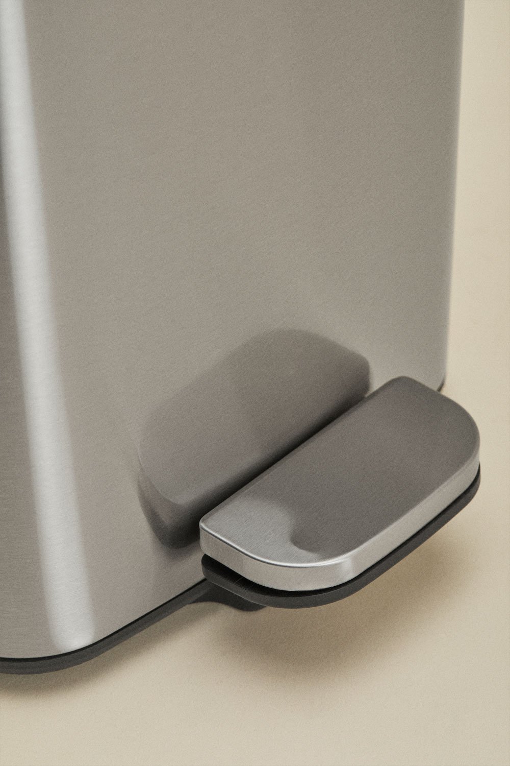 Outdoor pedal bin in Sosuina steel, gallery image 4