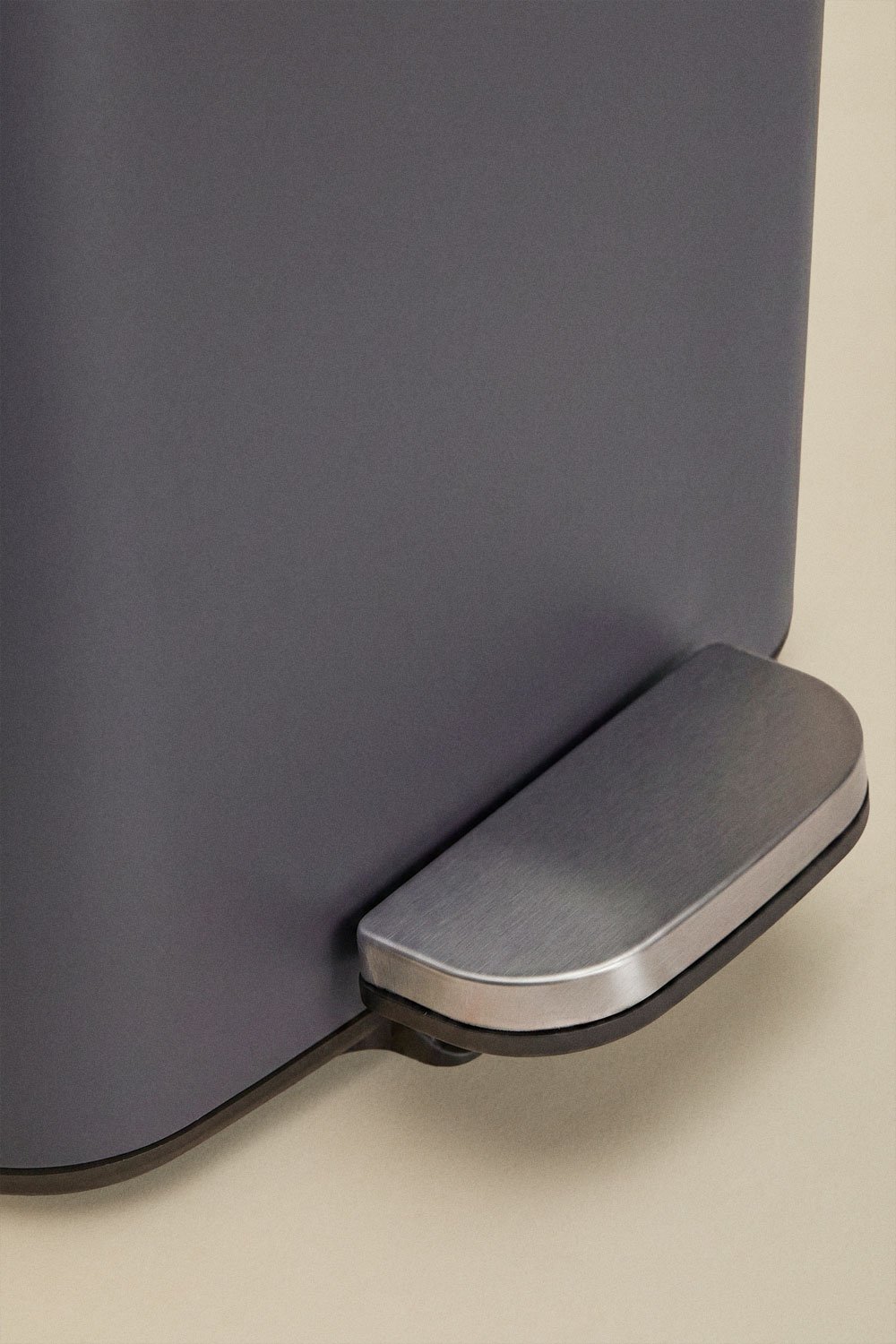 Outdoor pedal bin in Sosuina steel, gallery image 4