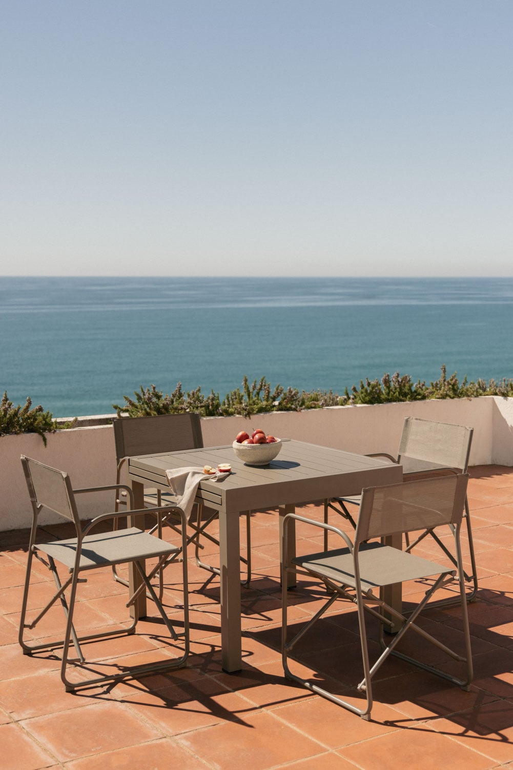 Starmi 90-180x90 cm extendable aluminum table set and 4 Zurena folding director chairs for garden in steel, gallery image 1