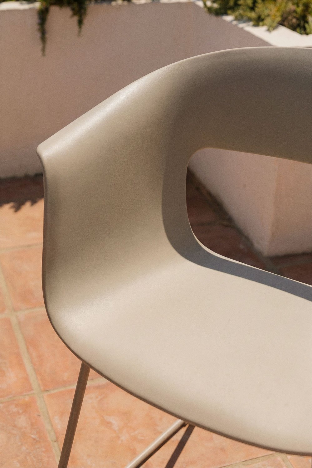 Set of 4 garden chairs with armrests in polypropylene and steel Alanys, gallery image 2