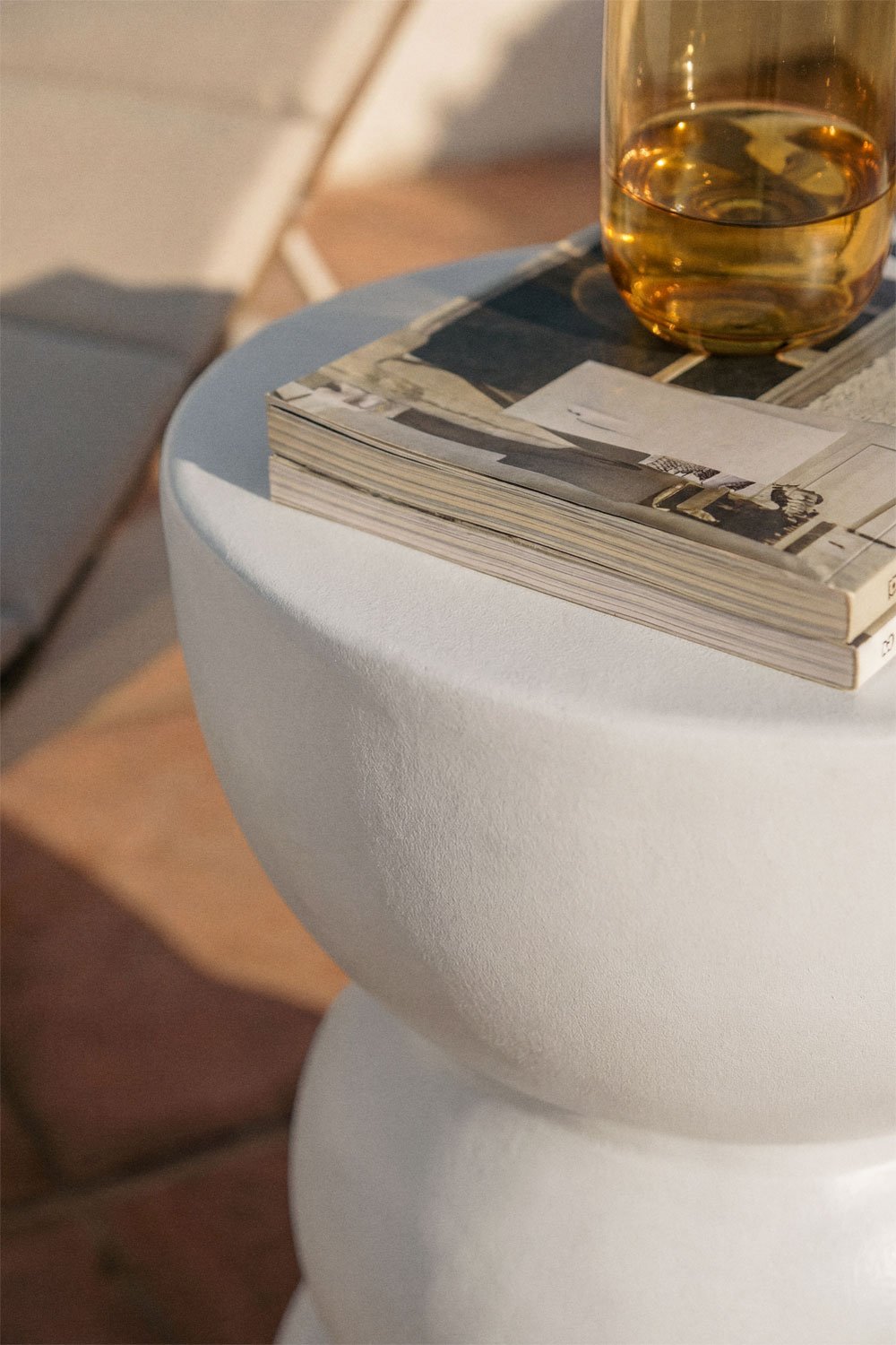 Round Ø35 cm garden side table in dolomite Tiyi, gallery image 2