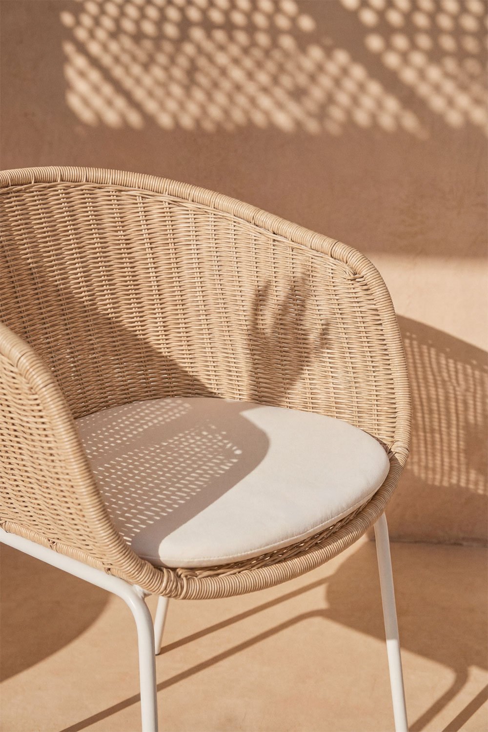 Set of 4 garden chairs with armrests in synthetic rattan and steel New Tulua, gallery image 2