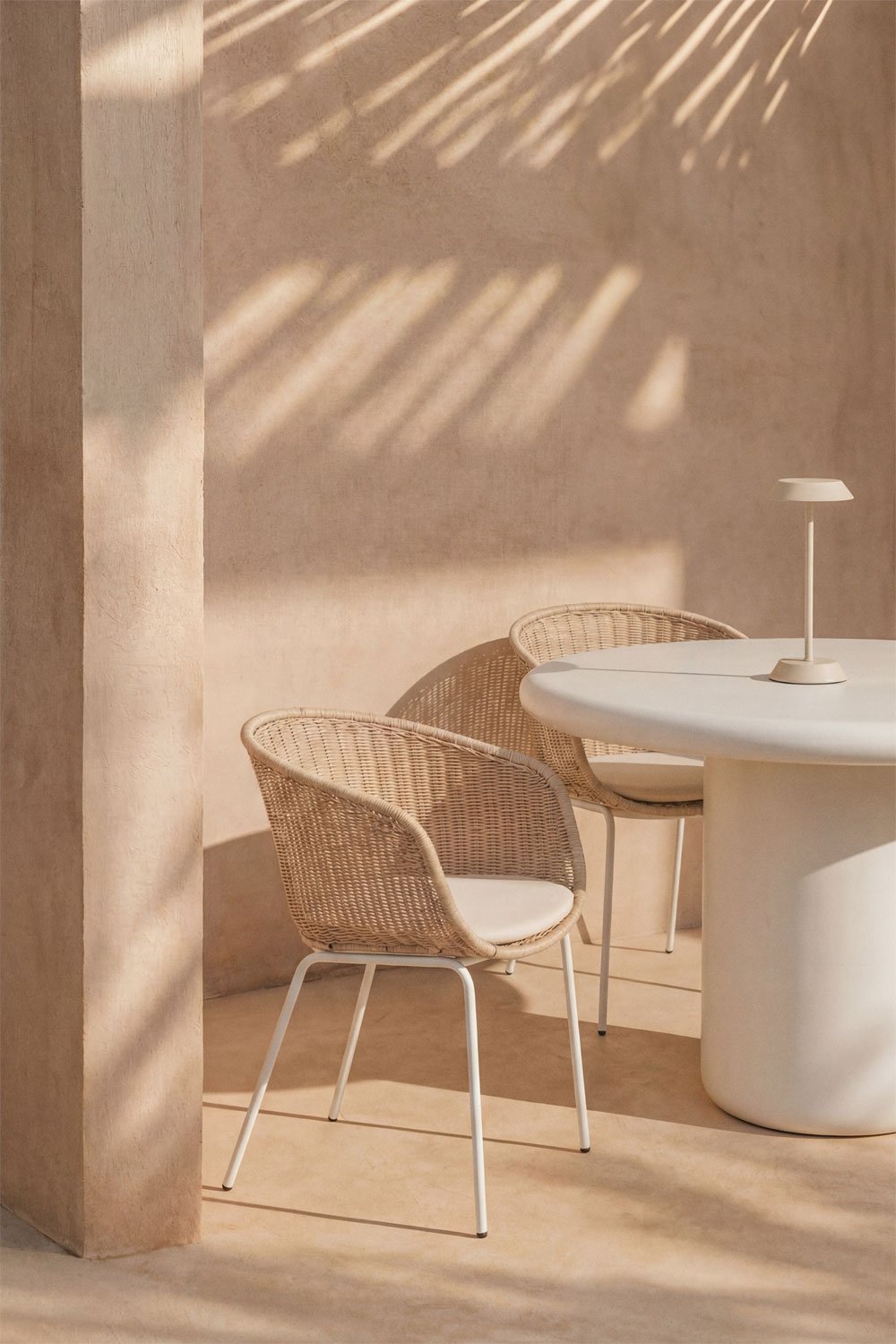 Set of 4 garden chairs with armrests in synthetic rattan and steel New Tulua, gallery image 1