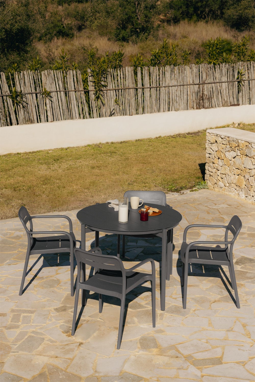Round table set Ø110 cm in Elton aluminum and 4 stackable garden chairs in Graneli polypropylene, gallery image 1