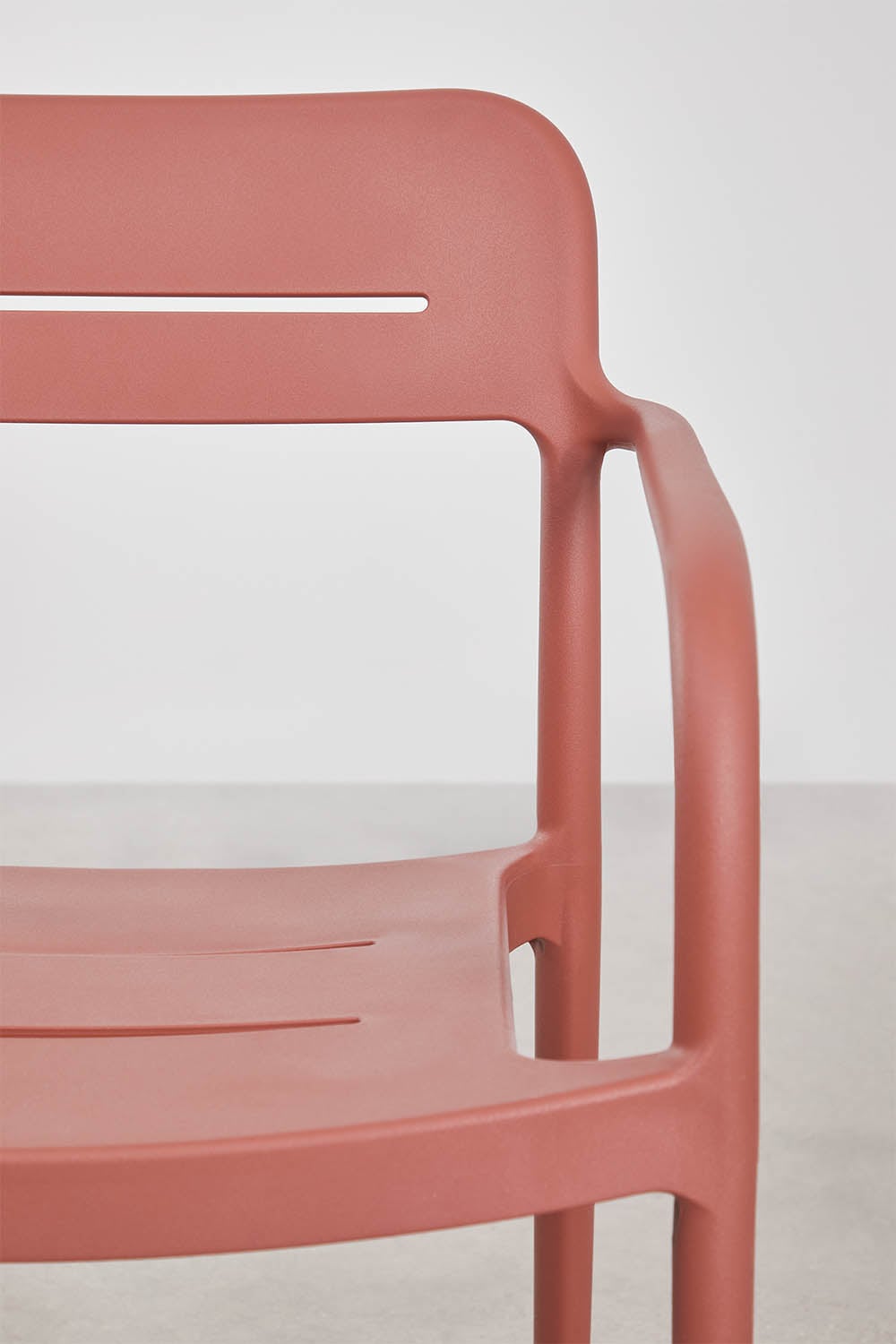 Round table set Ø110 cm in Elton aluminum and 4 stackable garden chairs in Graneli polypropylene, gallery image 9