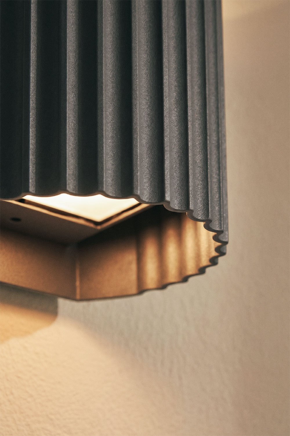 Barein aluminum LED wall light, gallery image 2