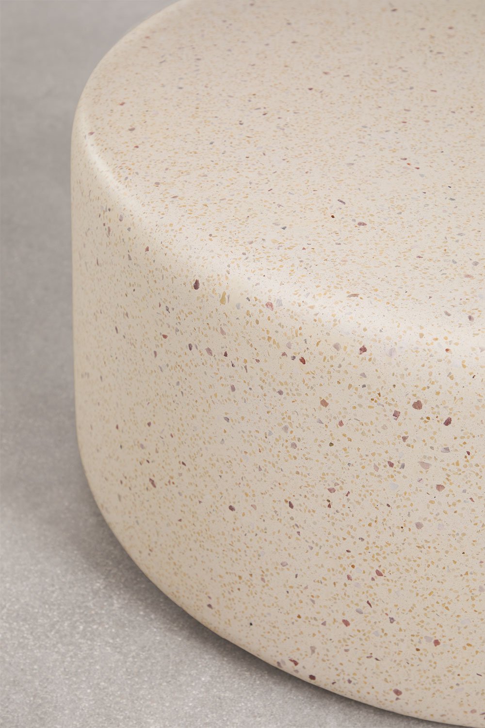 Round coffee table Ø90 cm in Elyndra cement, gallery image 4