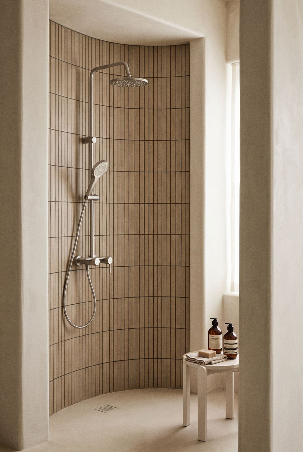 Patricia aluminum shower column, gallery image 1