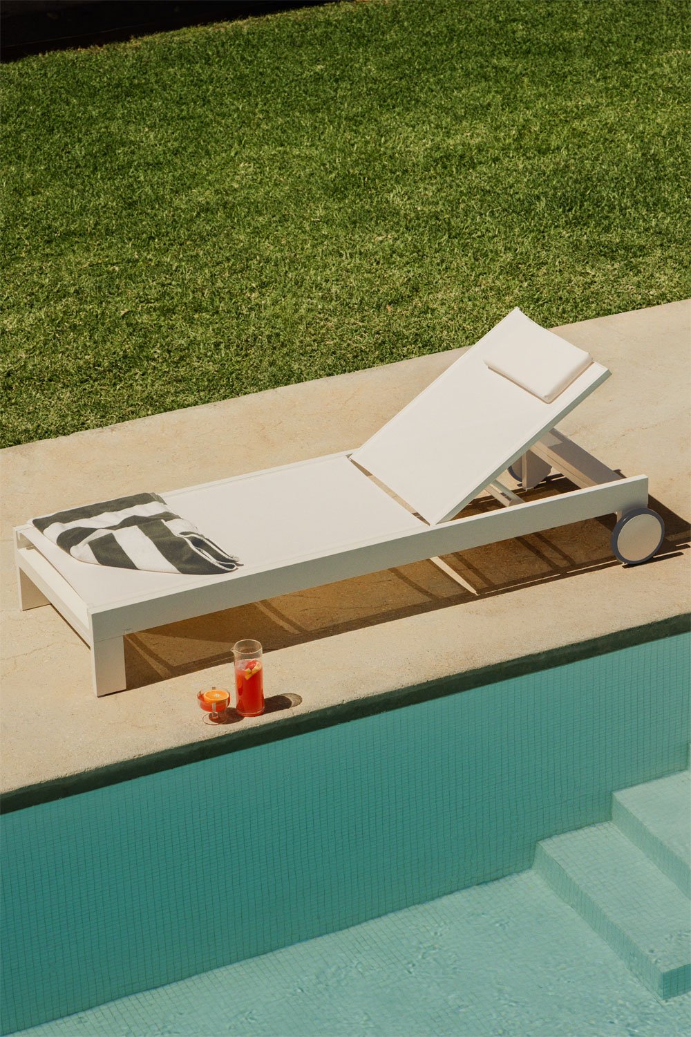 Reclining aluminum sun lounger with Akelia cushion, gallery image 1