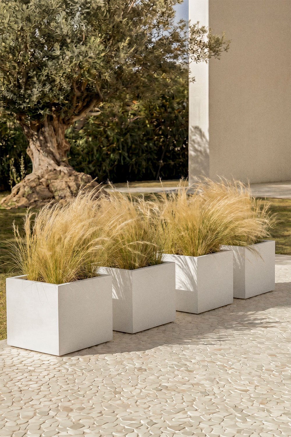 Square outdoor cement planter Lucas, gallery image 1