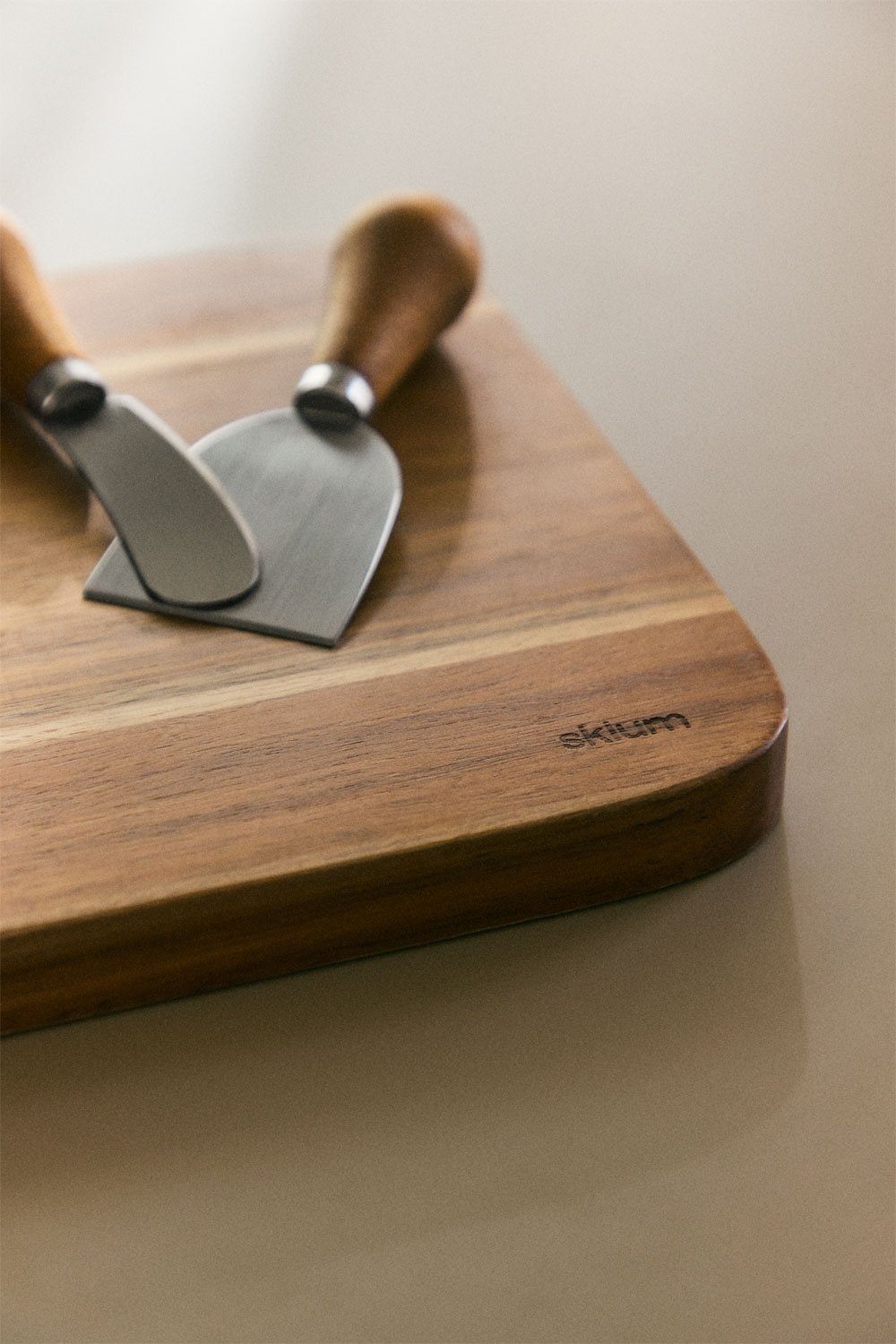 Lumley acacia wood cutting board, gallery image 2