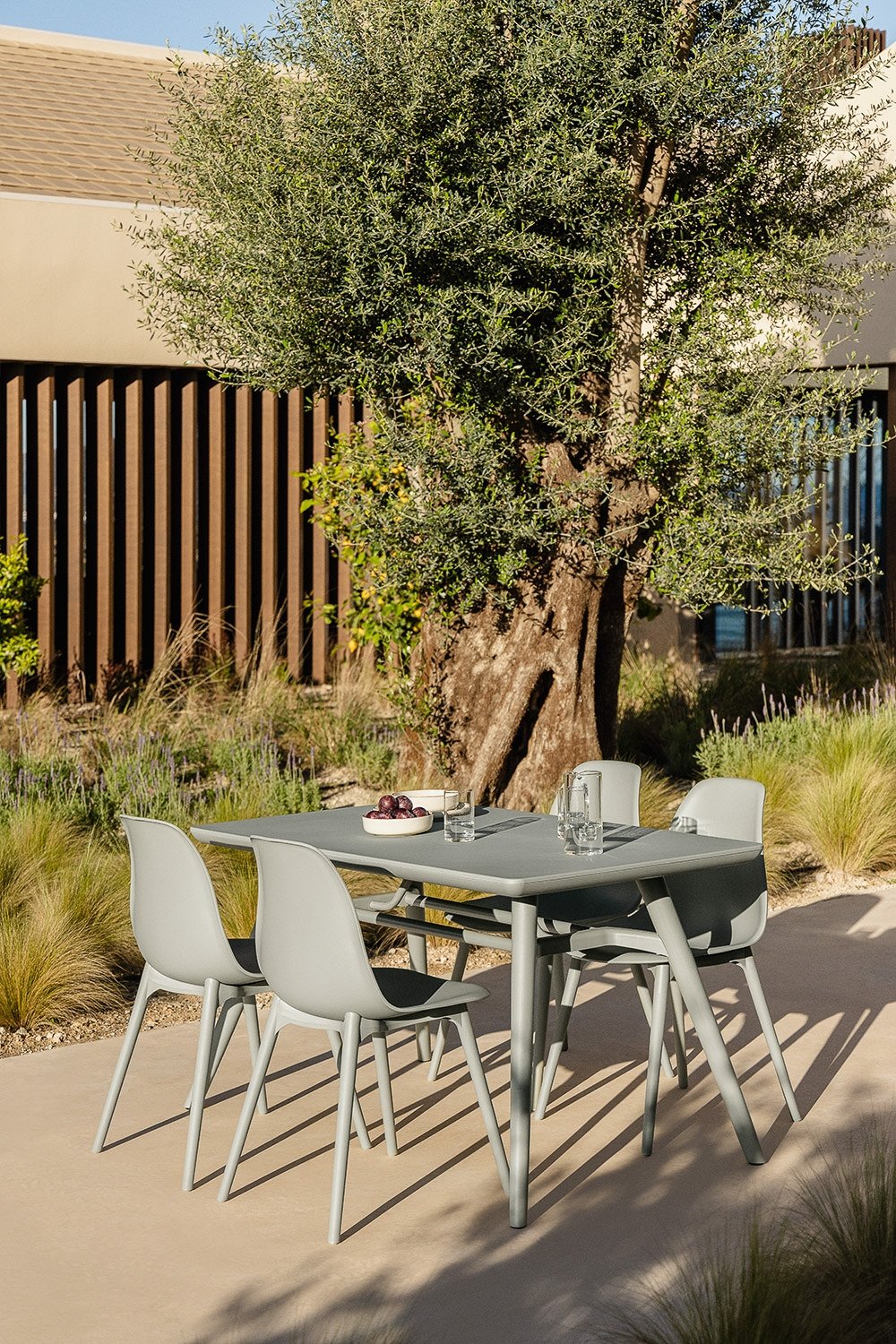 Rectangular garden table 135x80 cm in Scand polypropylene, gallery image 1