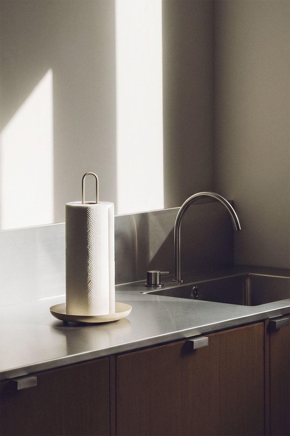 Aitziber iron kitchen paper towel holder, gallery image 1