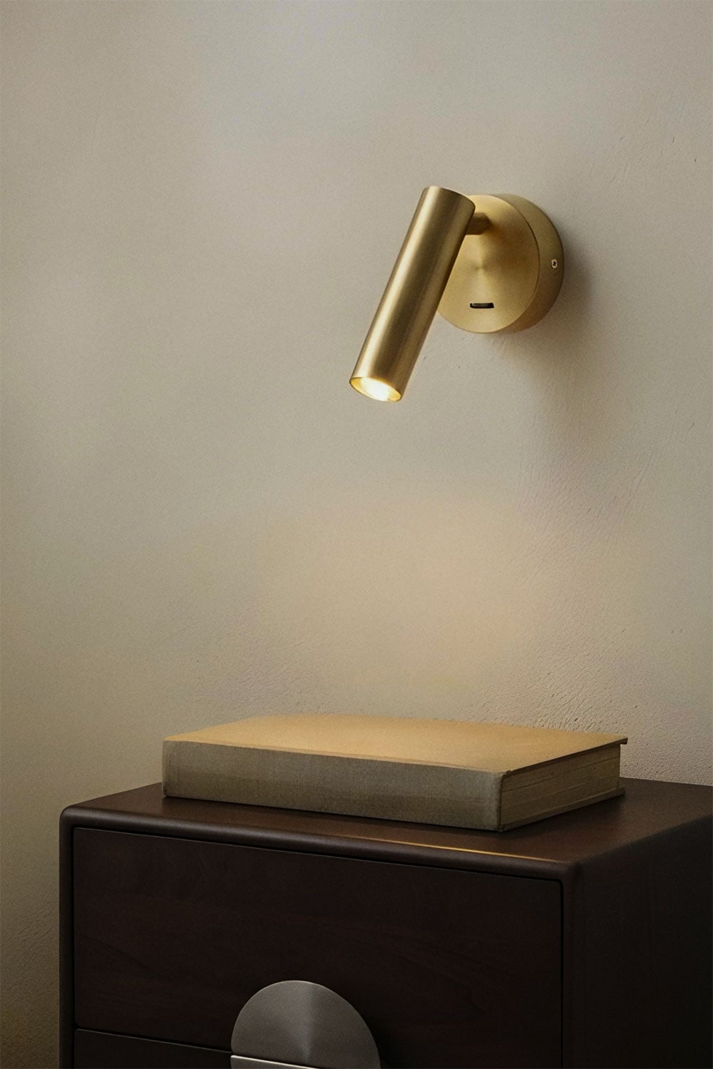 Keyne adjustable LED wall light in aluminum, gallery image 1