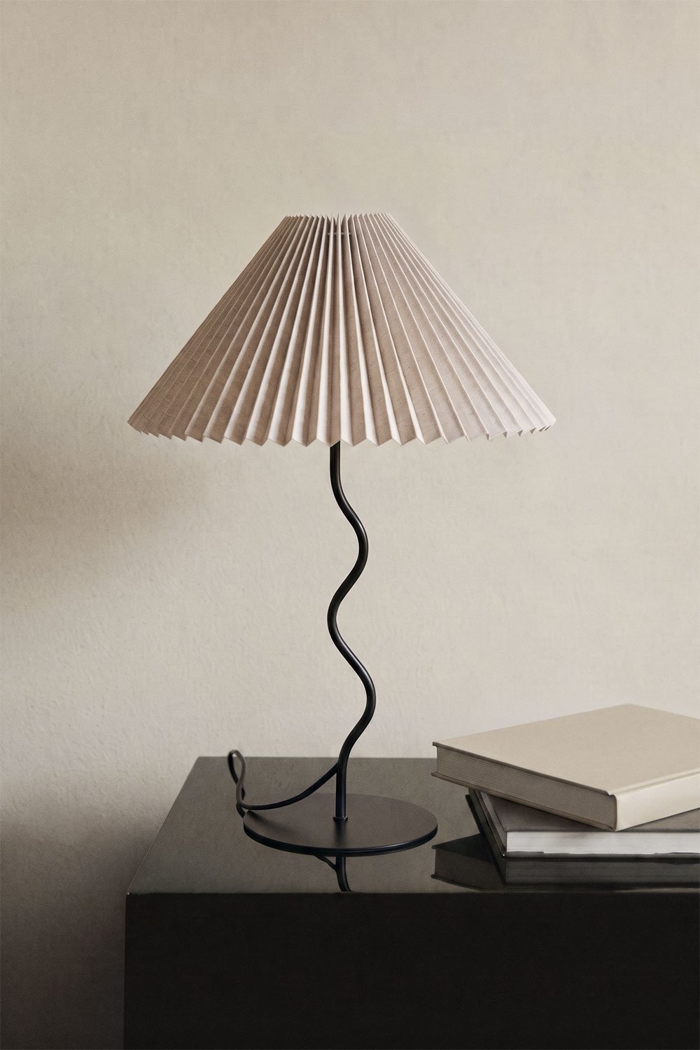 Siliema table lamp in iron and linen, gallery image 1